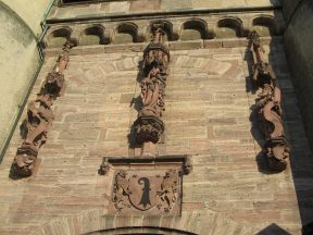 Spalentor, Aussenmauer mit Figuren, L�wen und
                      Wappen mit Baslerstab