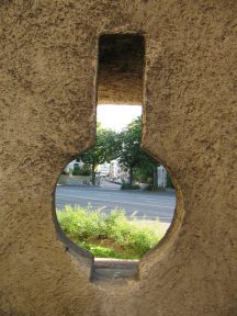 Spalentor, Vorwerk, Sicht durch die
                                schl�sself�rmige Schiessscharten auf den
                                Spalentorweg