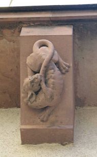 Spalentor, Vorwerk, Innenfigur 04,
                                der L�wenhund mit Biss in den Schwanz