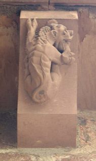 Spalentor, Vorwerk, Innenfigur 07,
                                L�wenhund frisst Opfer