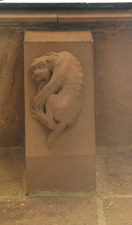 Spalentor, Vorwerk, Innenfigur 09,
                                der L�wenhund ist abgemagert