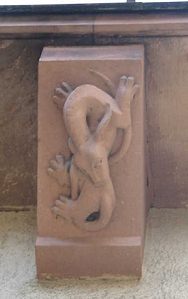 Spalentor, Vorwerk, Innenfigur 10,
                                der L�wenhund mit dem Kopf auf dem
                                R�cken