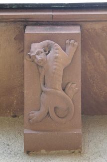 Spalentor, Vorwerk, Innenfigur 11,
                                der L�wenhund hat eine Pfote im Mund