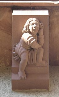 Spalentor, Vorwerk, Innenfigur 12,
                                sitzender Bub mit langen Haaren