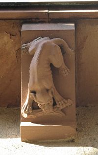 Spalentor, Vorwerk, Innenfigur 13,
                                der L�wenhund frisst eine Wurzel