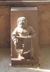 Spalentor, Vorwerk, Innenfigur 14,
                                ein Herr tr�gt ein Wappen mit einem
                                Baslerstab