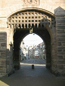 Spalentor, das Torhaus mit Sicht
                                auf die Spalenvorstadt 01