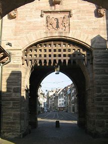 Spalentor, das Torhaus mit Sicht
                                auf die Spalenvorstadt 03 mit L�wen und
                                Wappen mit Baslerstab
