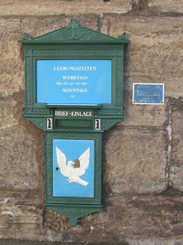 Spalentor, historischer Briefkasten
                                mit Baslert�bli und Baslerstab