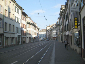 Spalenvorstadt in Richtung Spalenberg
                      gesehen