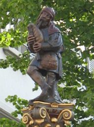 Basel, Spalenbrunnen: Der Dudelsackpfeifer mit seiner
            Sackpfeife