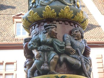 Basel, Spalenbrunnen, Tanzfiguren,
                                Nahaufnahme 02