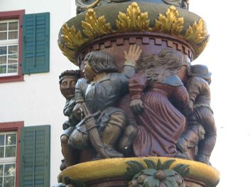 Basel, Spalenbrunnen, Tanzfiguren,
                                Nahaufnahme 03