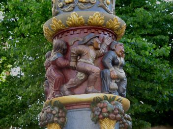 Basel, Spalenbrunnen, Tanzfiguren,
                                Nahaufnahme 04