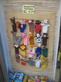 Basel, Spalenberg,
                      "Dritte-Welt-Laden", peruanische
                      Fingerpuppen aus Cusco