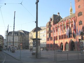 Basel, Marktplatz, Huserzeile mit
                                Rathaus