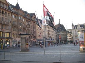 Basel, Marktplatz, Huserzeile mit
                                Brasserie "Baselstab"