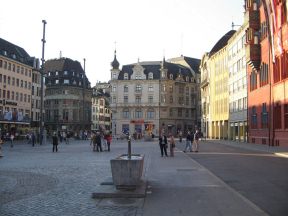 Basel, Marktplatz, Brunnen mit
                                Huserfront