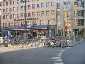 Basel, Marktplatz, Veloabstellplatz /
                      Fahrradabstellplatz