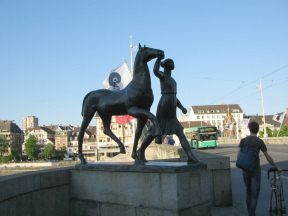 Basel, Mittlere Brcke, Bronzeplastik
                      "gefhrtes Pferd"