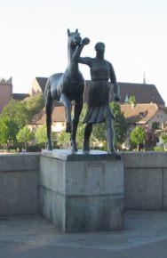 Basel, Mittlere Brcke, Bronzeplastik
                      "Gefhrtes Pferd" von vorn