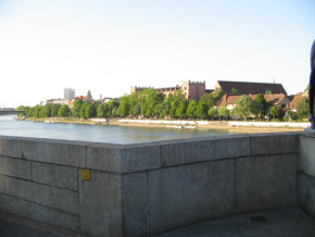 Basel, Sicht von der Mittleren Br�cke auf den
                      Unteren Rheinweg