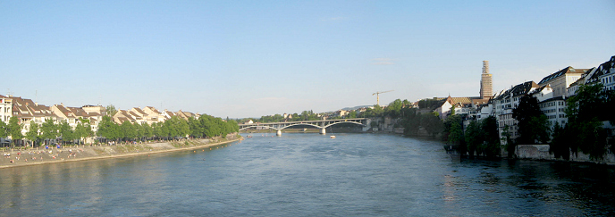 Panoramafoto mit Rheinweg, Wettsteinbrcke
                      und Mnster