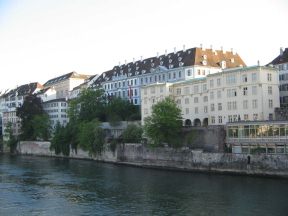 Basel, Mittlere Br�cke, Panorama 05: Sicht
                      auf das Blaue Haus