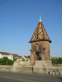 Basel, Mittlere Br�cke, K�ppelijoch,
                      Frontalansicht mit Steinbank