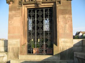 Basel, Mittlere Br�cke, K�ppelijoch,
                      Andachtsraum mit Gitter