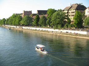 Basel, Mittlere Brcke, Sicht auf den Unteren
                      Rheinweg mit Schiff