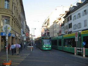 Rheingasse mit Combinotrams, Sicht von der
                      Mittleren Br�cke aus, im Hintergrund der
                      "Messeturm"