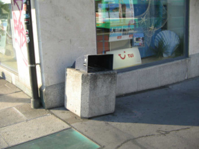 Basel, Mittlere Br�cke, h�sslicher
                      Abfallk�bel