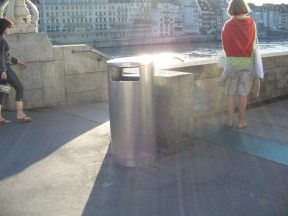 Basel, Mittlere Br�cke, sch�ner Abfallk�bel