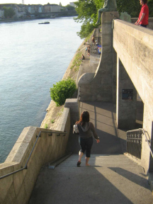 Basel, Mittlere Brcke, Treppenabgang zum
                      Unteren Rheinweg