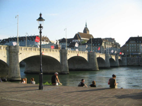 Basel, Mittlere Br�cke, Sicht vom Unteren
                      Rheinweg her, Martinskirche im Hintergrund