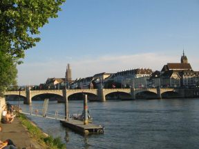 Basel, Mittlere Br�cke, Sicht auf die
                      komplette Br�cke vom Unteren Rheinweg her, im
                      Hintergrund links das Basler M�nster, in der Mitte
                      das Blaue Haus, rechts die Martinskirche