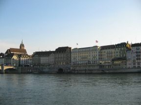 Basel, Unterer Rheinweg, Sicht auf
                                das Hotel "Drei Knige", links
                                im Hintergrund ist die Martinskirche
