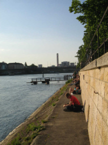 Basel, Unterer Rheinweg,
                                Rheinuferweg, Sonnenbad und Sicht auf
                                die Johanniterbr�cke