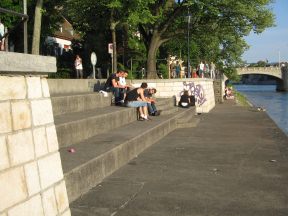 Basel, Unterer Rheinweg,
                                Rheinuferweg, Treppenstufen zum
                                Verweilen in der Sonne