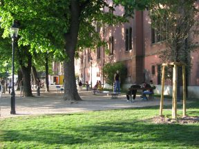 Basel, Unterer Rheinweg,
                                Rheinpromenade Spielplatz 02, erwachsene
                                Kinder halten den Spielplatz besetzt