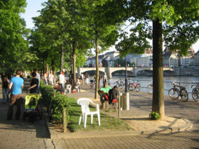 Basel, Unterer Rheinweg,
                                Rheinpromenade, ein leerer Stuhl ldt
                                zum Sonnenbad ein
