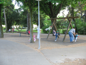Sch�tzenmattpark, Spielplatz mit Schaukeln
