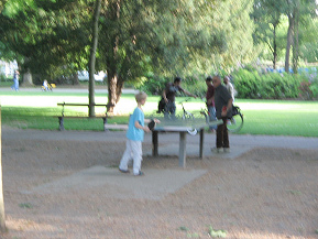Sch�tzenmattpark, Spielplatz mit Tischtennis
                      01