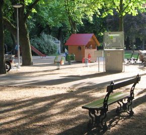 Sch�tzenmattpark, Spielplatz f�r Kleinkinder
                      mit Schaukelpferden und einem H�uschen