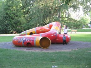 Basel Sch�tzenmattpark,
                                Spielschlange mit Kindern 01