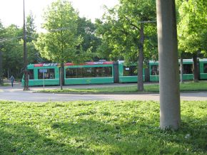 Sch�tzenmattpark, Tramstation
                      "Bundesplatz" mit Combinotram, Tramlinie
                      Nr. 8