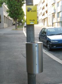 Basel, Birsigstrasse, Steigungsst�ck,
                      Abfallk�bel mit Hundesackbeh�lter ohne S�cke f�r
                      die Hundescheisse