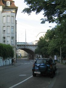 Die Birsigstrasse f�hrt unter der
                      Viaduktstrasse hindurch
                      ("Birsigviadukt")