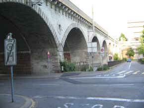 Basel,
                      Viaduktstrasse mit Viadukt, Totale aus spitzem
                      Winkel